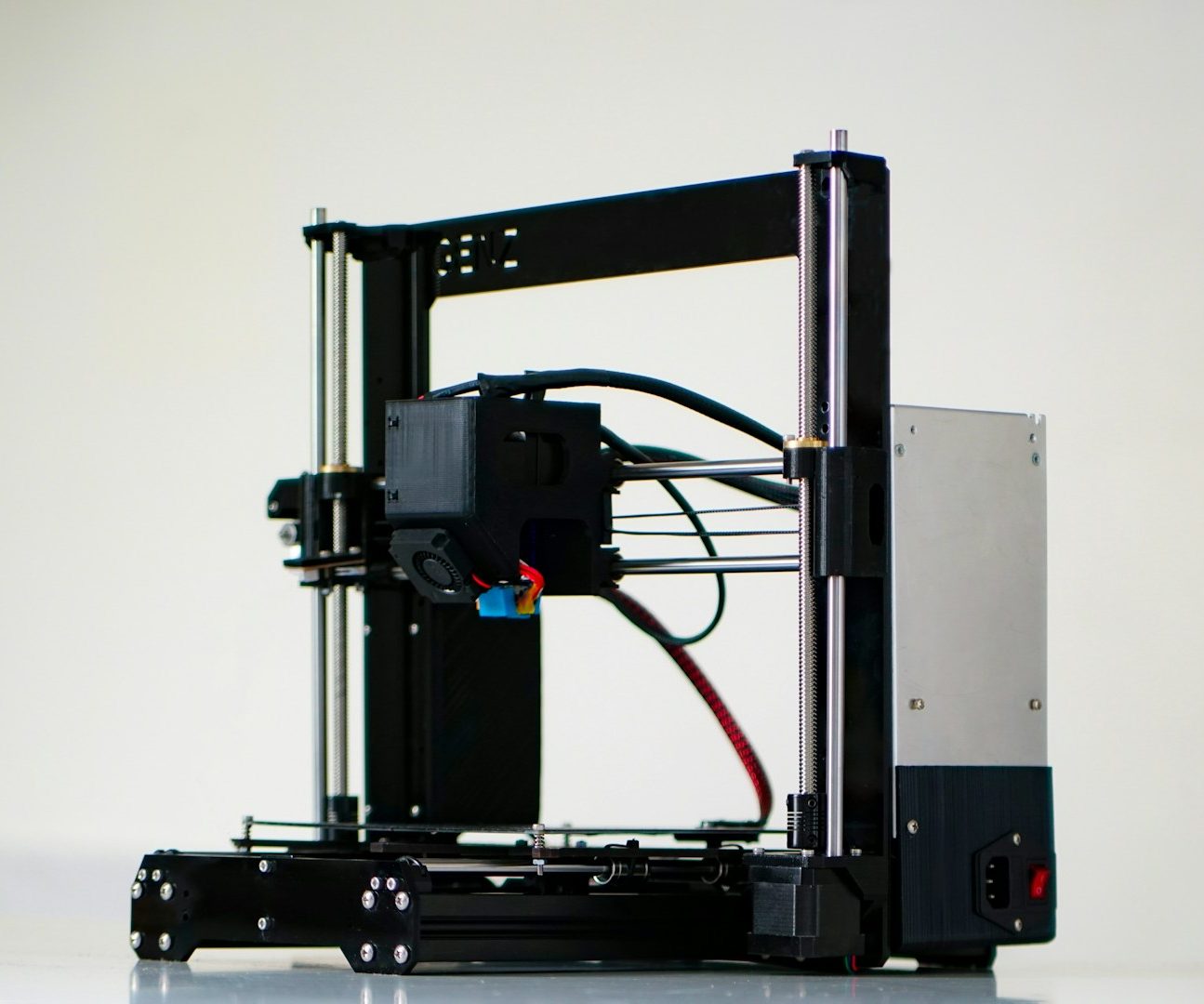 Individuelle 3D-Drucke mit Formavis 3D-Drucker mit geschlossenem Rahmen und beweglichem Druckkopf.