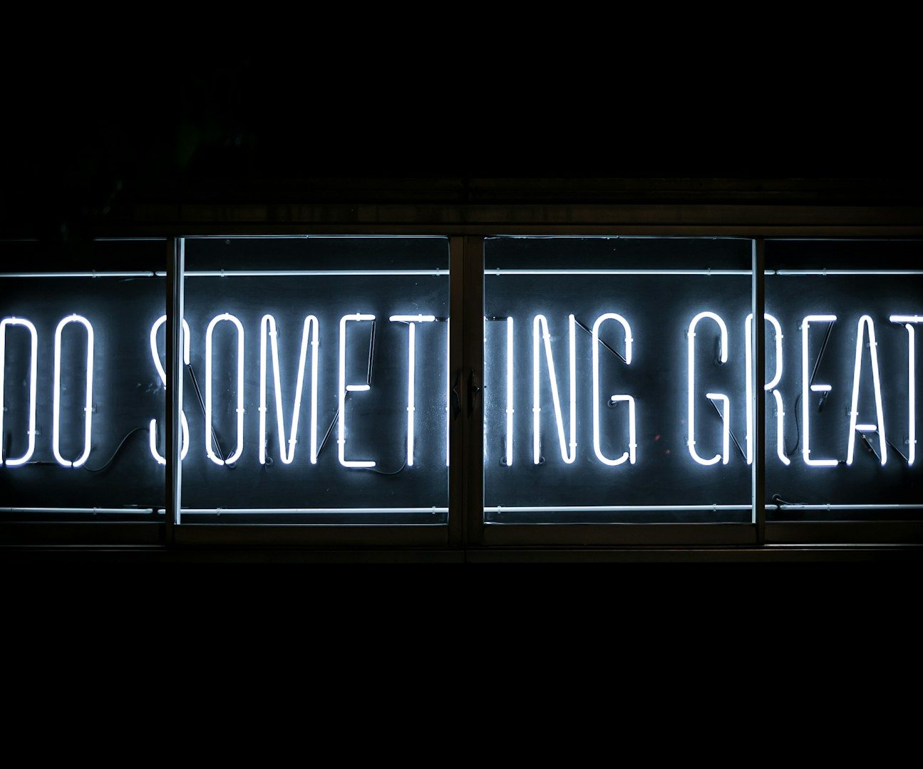 Warum Formavis? - Die 4 Gründe dafür Neon-Schild mit der Aufschrift "Do Something Great" in leuchtenden Buchstaben.